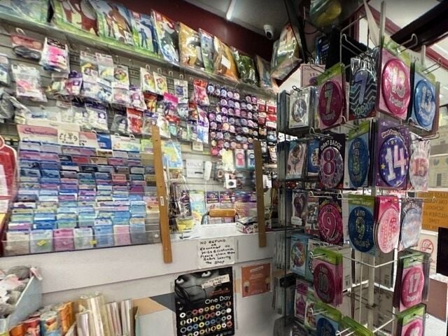 1995 Gift Shop With Greeting Cards, Party, Balloons, & Fancy Dress for Sale Photo 2
