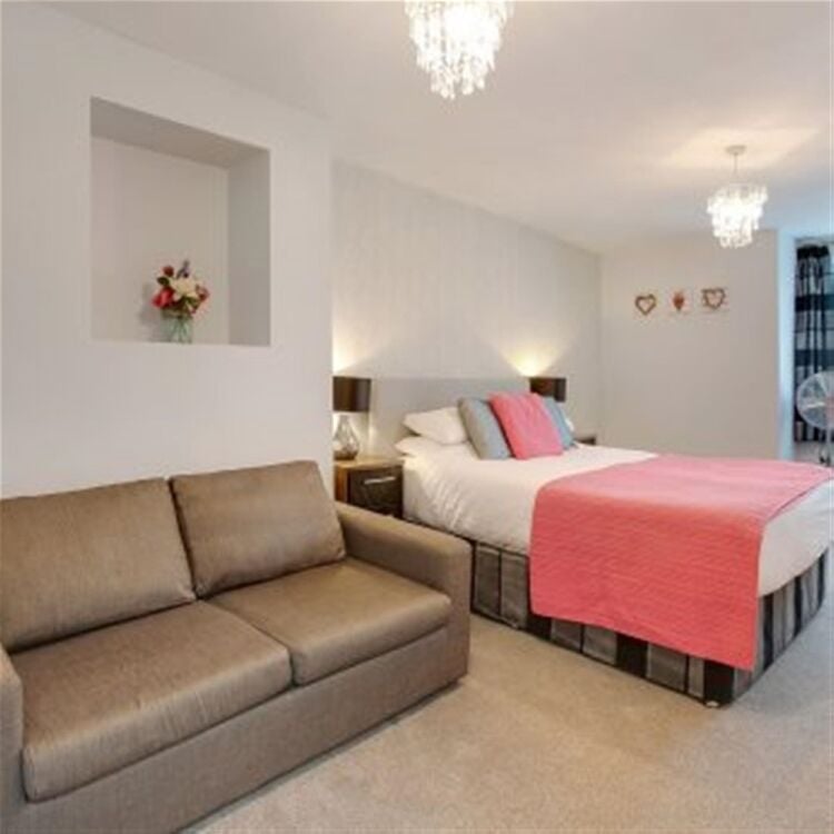 Elegant Victorian 12-bedroom hotel set on the English Riviera For Sale in Torquay