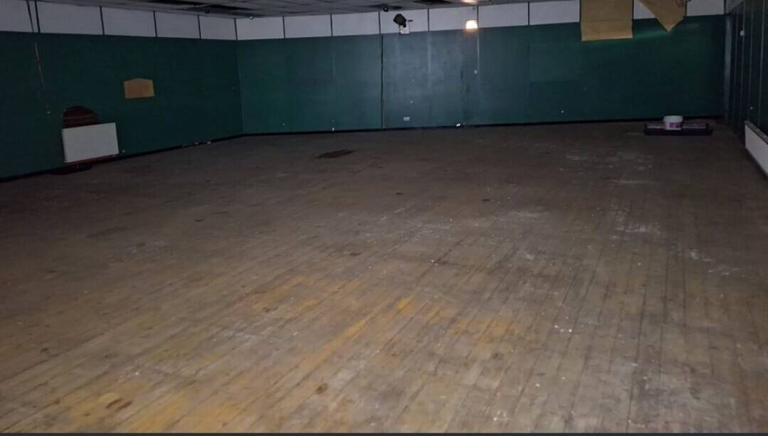 TAKEAWAY AND 2 LARGE HALLS FOR RENT