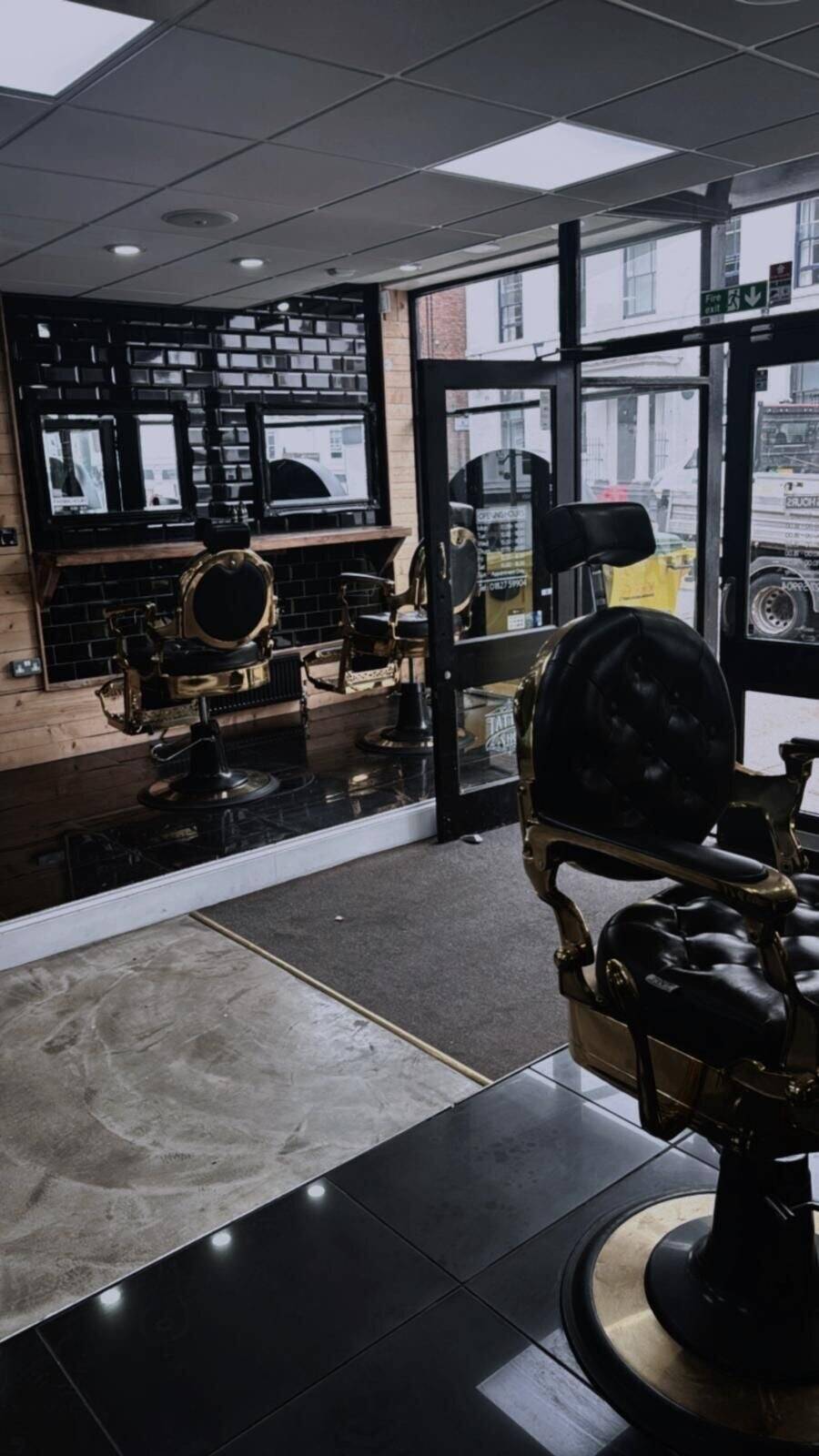 Turnkey Barbers shop for rent  Photo 2