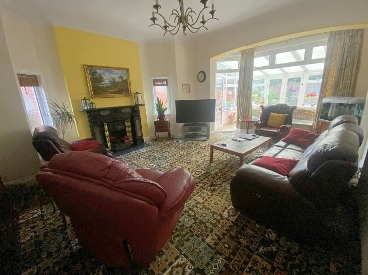 Home & Income B&B with South Facing Garden in the Very Sought-After Alum Chine Photo 2