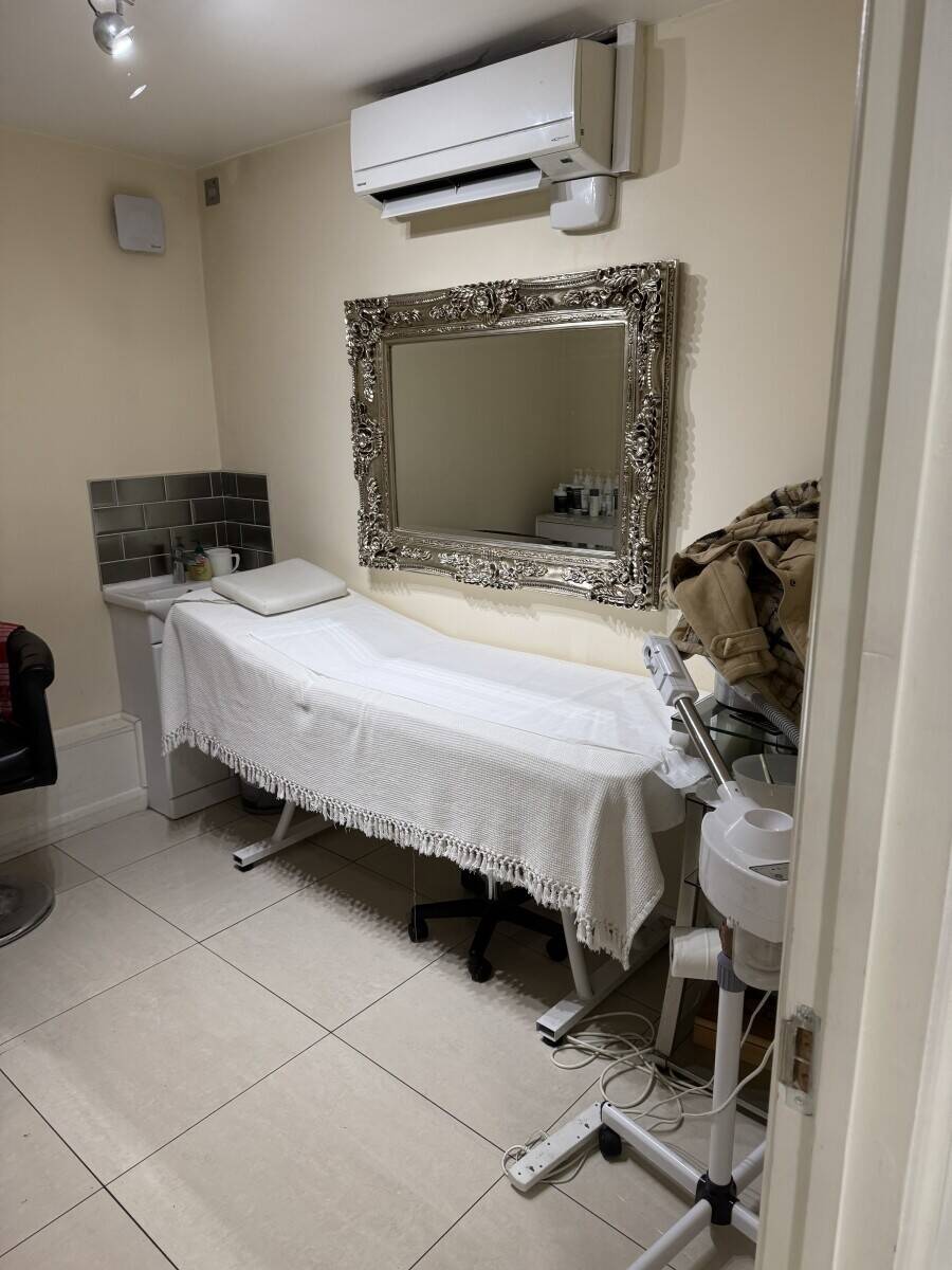 Beauty & Hairdressing salon in Chingford Mount Photo 2