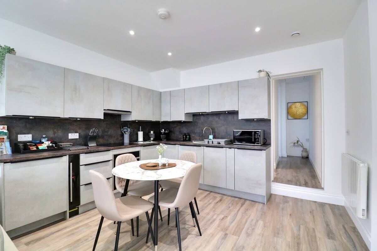 FREEHOLD PRIME HOLIDAY LET INVESTMENT Photo 2