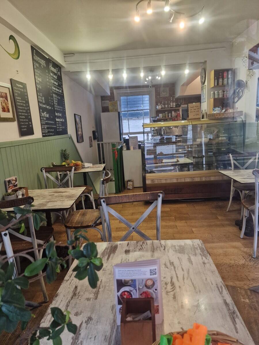 Charming Cafe for sale in Richmond, London Photo 3