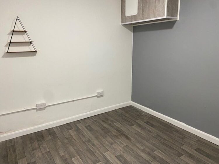 Leasehold Tanning Salon & Beauty Rooms Located In Northfield Photo 2