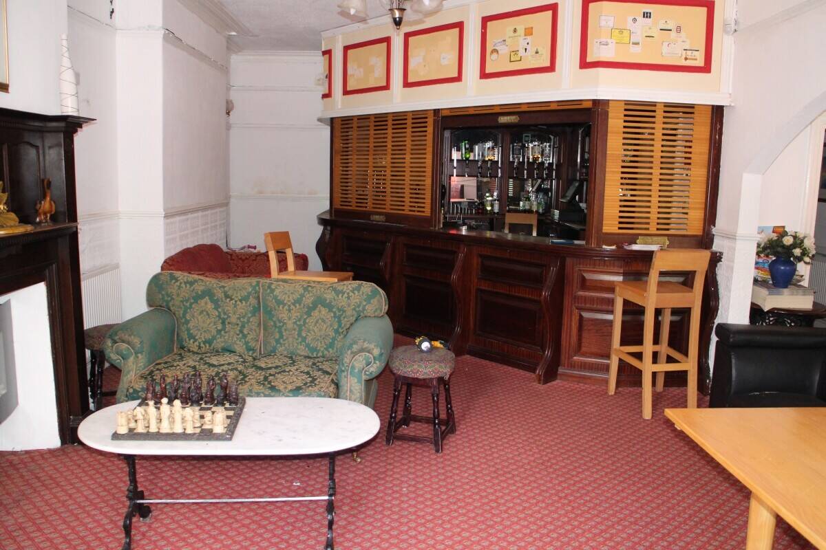 RADNORSHIRE - SUBSTANTIAL 11 BEDROOM HOTEL Photo 2