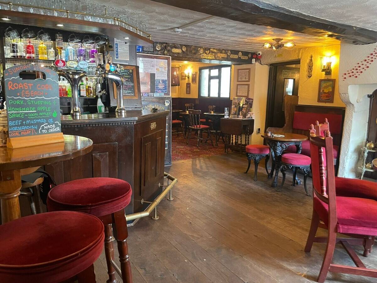 DERBYSHIRE - TRADITIONAL COMMUNITY PUBLIC HOUSE AND RESTAURANT Photo 2