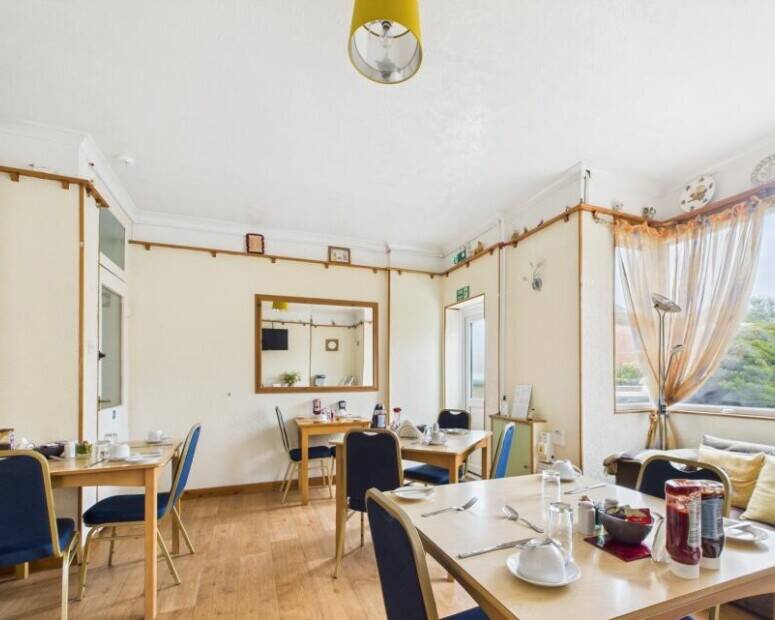 LINCOLNSHIRE COAST - GUEST HOUSE WITH STUNNING GARDENS AND SEPERATE ANNEXE