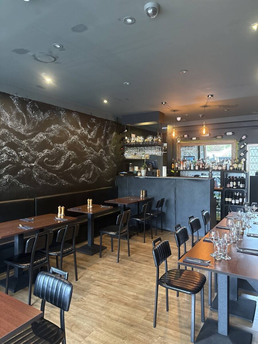 Cosy and fully-equipped Italian restaurant for sale in a prime London location