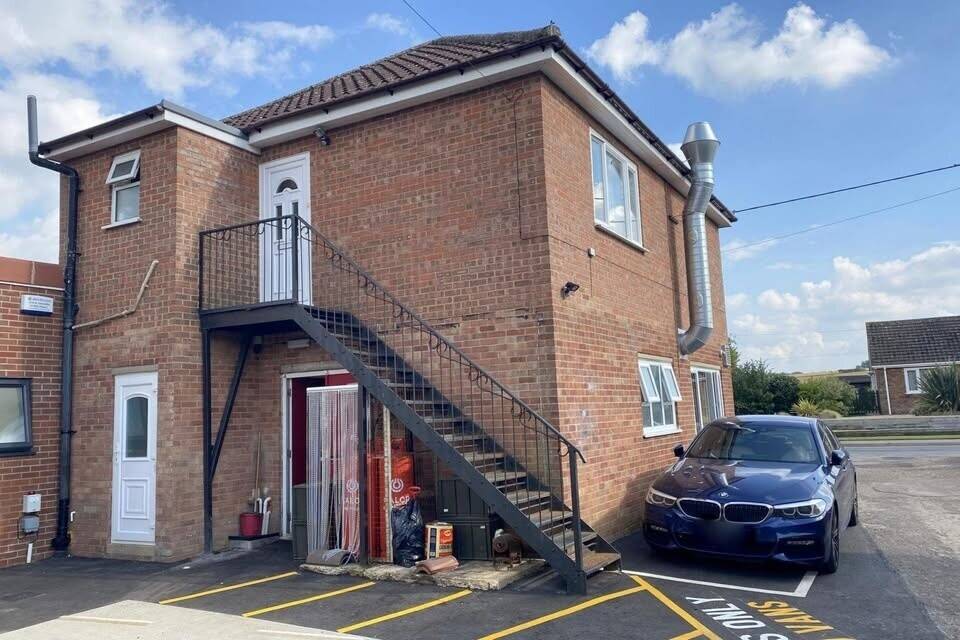 🏪Established Village Pizza & Kebab Takeaway – Low Rent £13k – 25 Years Trading – Optional 2-Bed Ft. Photo 2