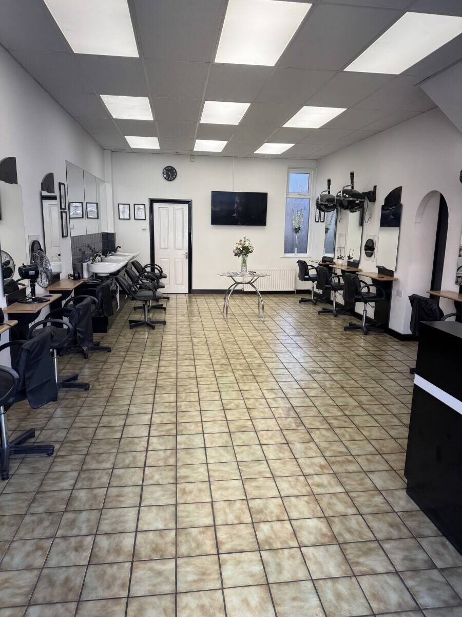 Hairdressing salon in Winchmore Hill w Potential for Alternative Use