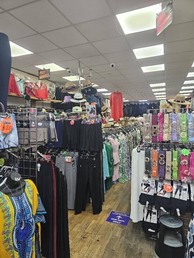 Clothing shop located on a busy fashion street in Finsbury Park Photo 2