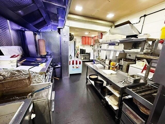 Fast Food Take Away - Pizza, Burgers And Kebabs for Sale Photo 2