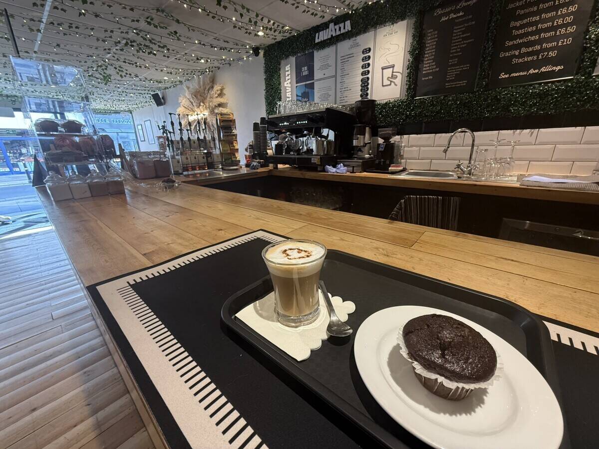 Cozy coffee lounge & bar in busy high street in Kent Photo 2