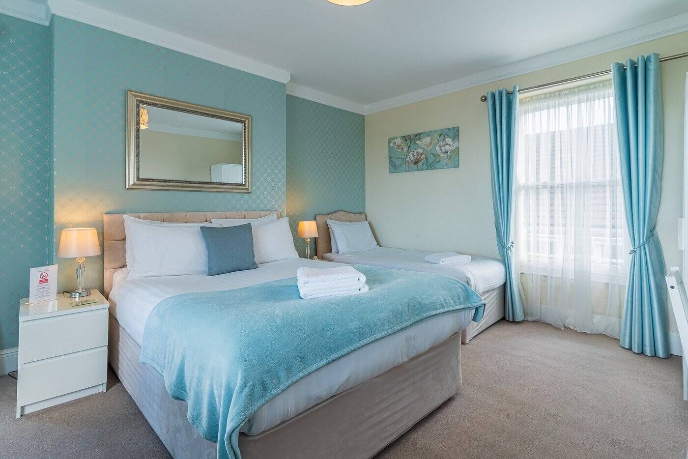 CARDIGANSHIIRE - COASTAL VILLAGE HOTEL WITH SEA VIEWS Photo 2