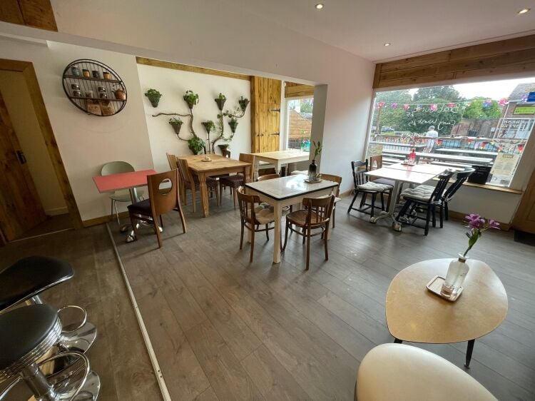 Well Presented Main Road Cafe Bar Photo 2