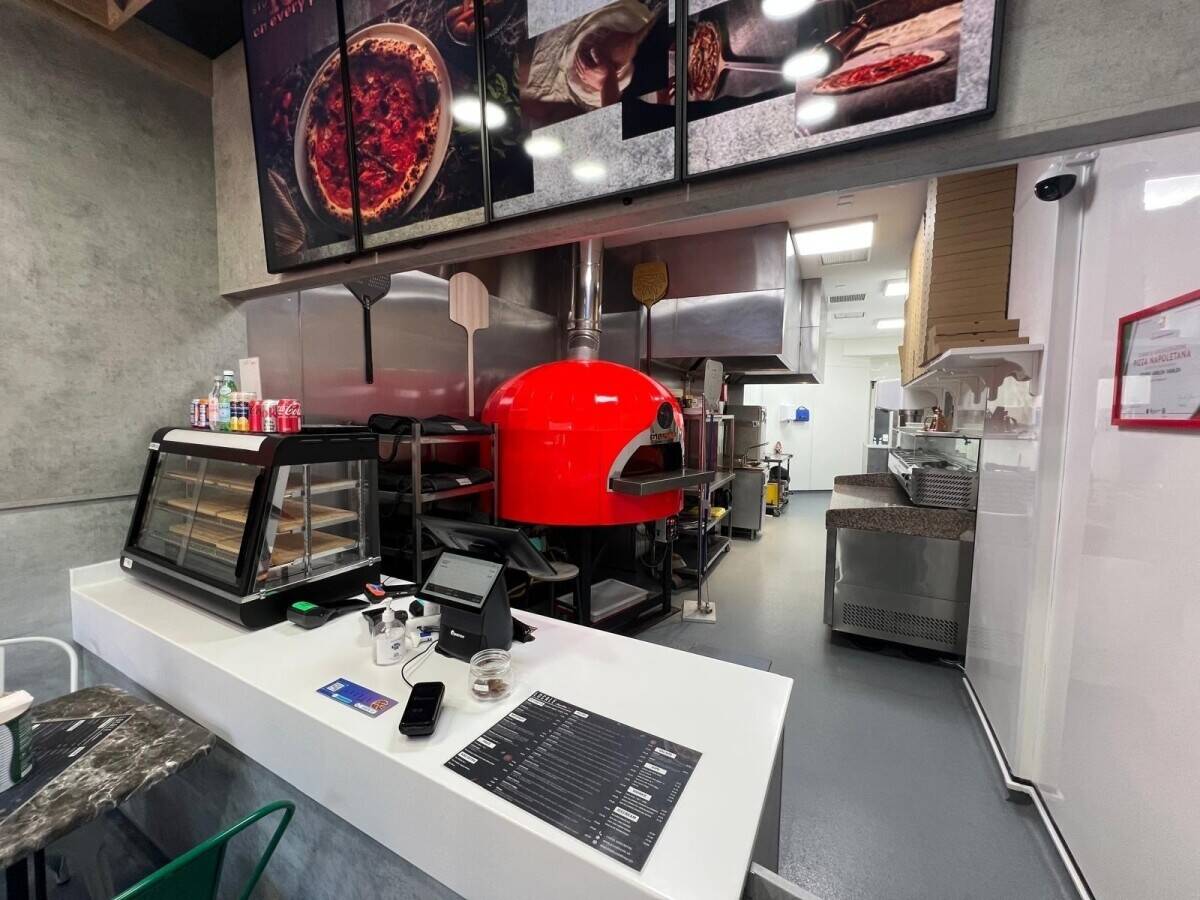 Quality Neapolitan Pizza Takeaway with some seating located in Edinburgh (ref 1781) Photo 2