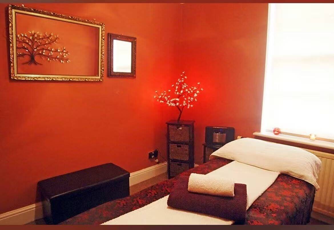 Massage salon in cheltenham Photo 3