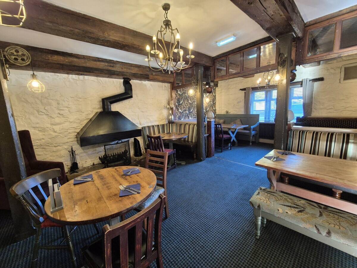 GREATER MANCHESTER - STUNNING CANAL SIDE PUBLIC HOUSE