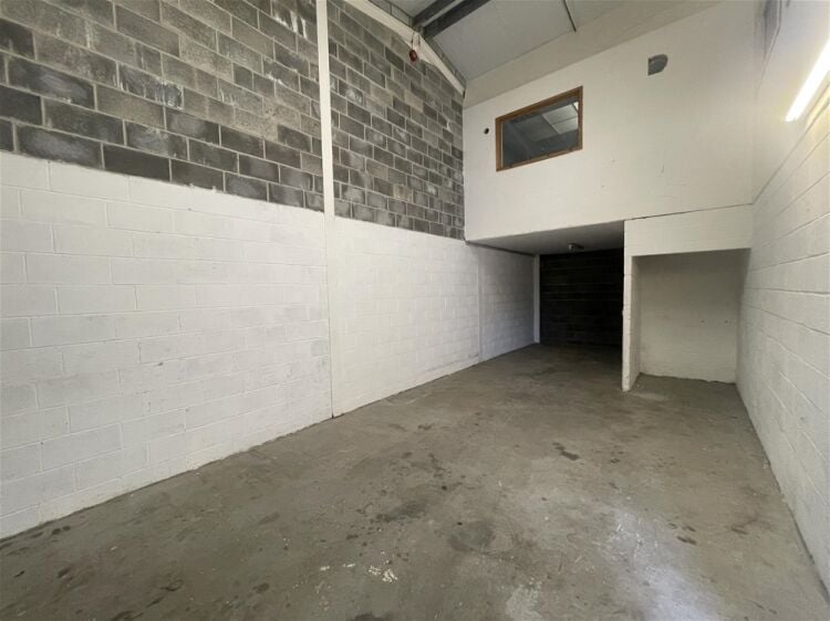Light Industrial Unit with Mezzanine Offices For Sale in Ipplepen Photo 2