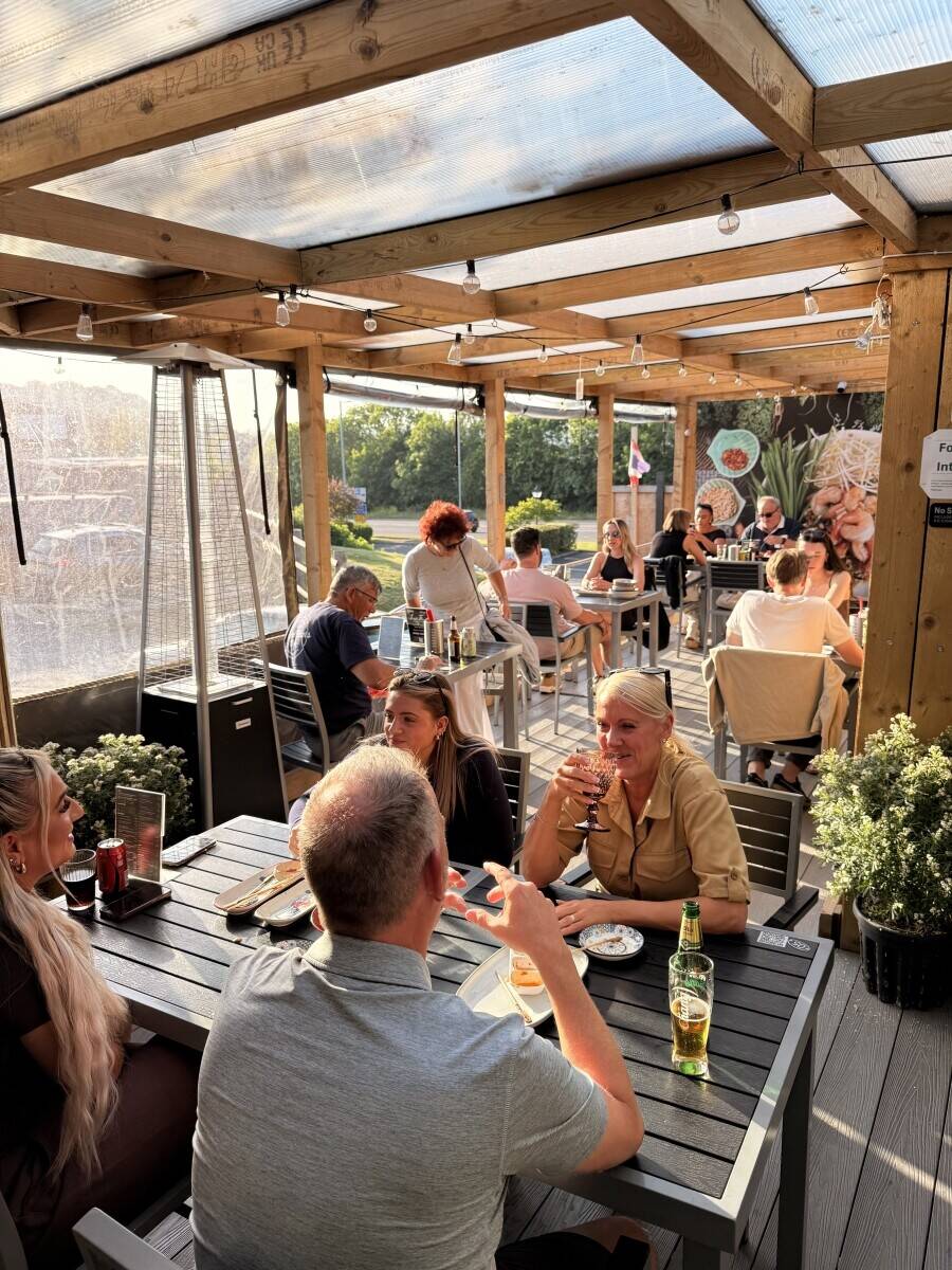 Alfresco Resturant/Takeaway in a very friendly Hub of Outlets