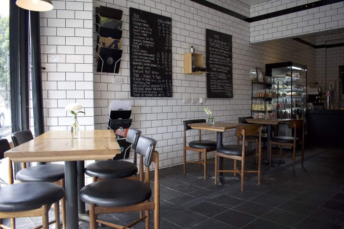 Well-established and popular wine bar for Sale in Islington London Photo 2