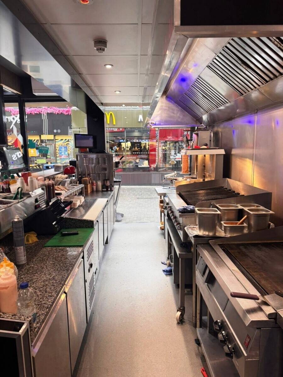 EXCEPTIONALLY FITTED FAST FOOD TAKEAWAY/RESTAURANT LICENCE TO TRADE UNTIL 5AM—FULL A3