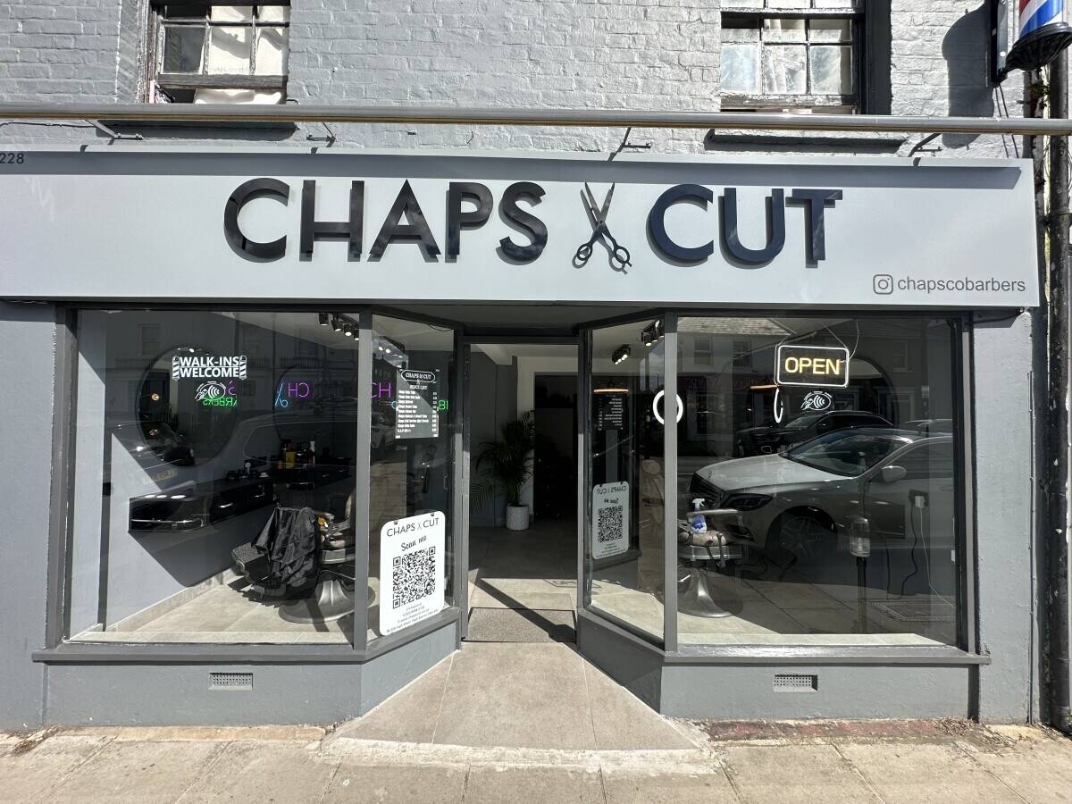 Modern Barber Shop with Upper Flat For Sale in a busy high Barnet High Street Photo 2