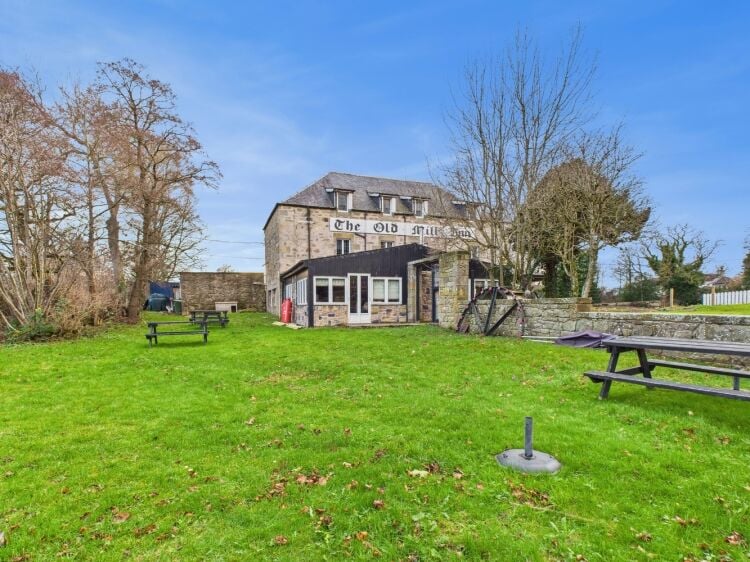 Charming roadside inn with thriving restaurant and quality rooms Photo 2