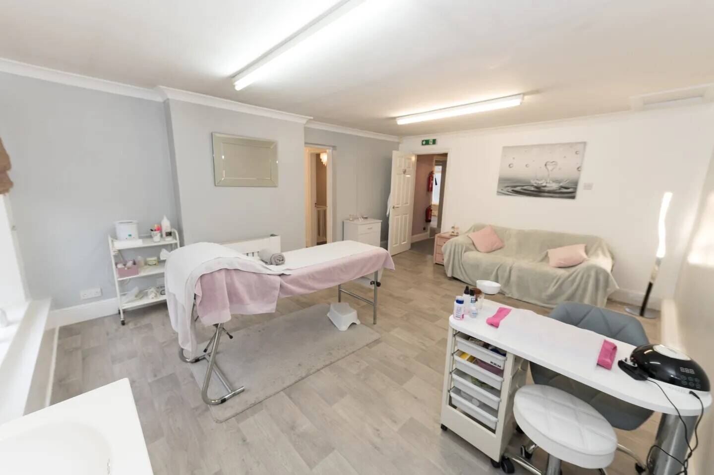 Vacant Former Salon available for lease assignment Photo 3