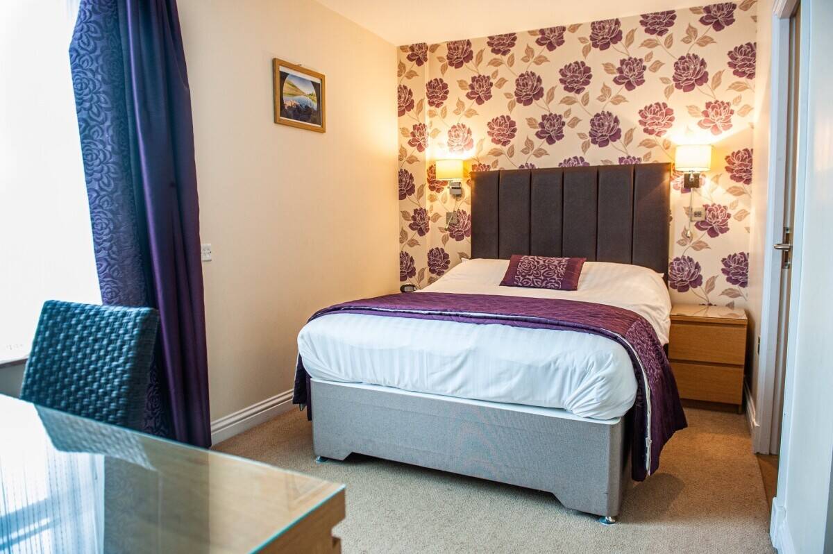 LION HOTEL & RESTAURANT BROAD STREET BLAENAVON TORFAEN - FOR SALE BY PUBLIC AUCTION Photo 2
