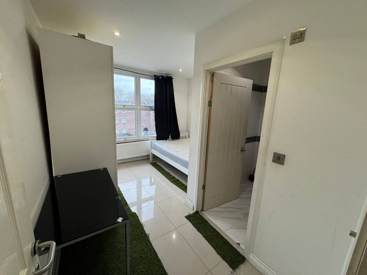 A3 cafe Pizzeria  2 bed ensuite extra room ensuite . Next to tube station