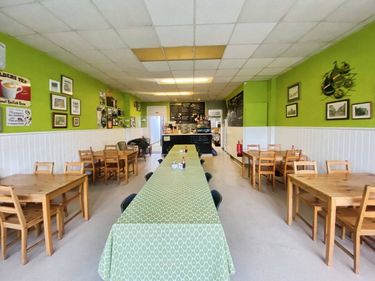 LONG ESTABLISHED CAFE + 2 BED FLAT - LONDON ROAD, LEIGH ON SEA - £69,995 LEASEHOLD Photo 2