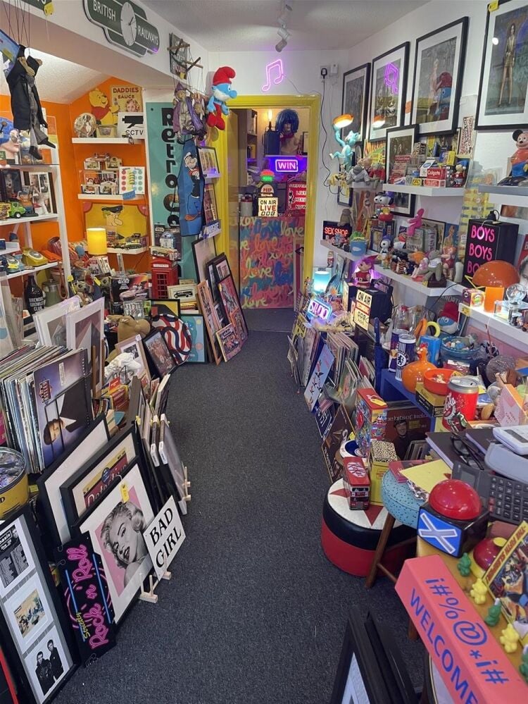 LEASEHOLD VINTAGE POP/RETRO GIFT/CURIO SHOP - DEAL. KENT