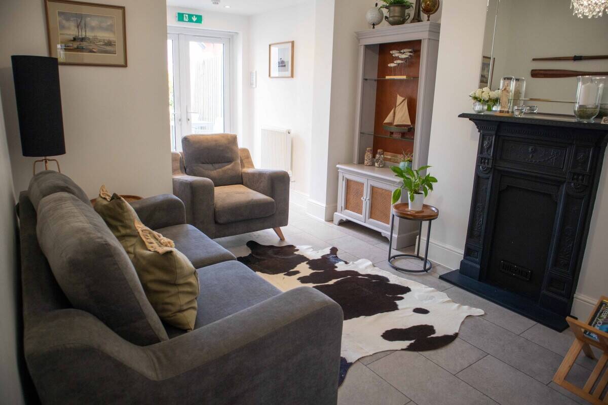ESSEX - HIGH QUALITY FIVE BEDROOM GUEST HOUSE Photo 2