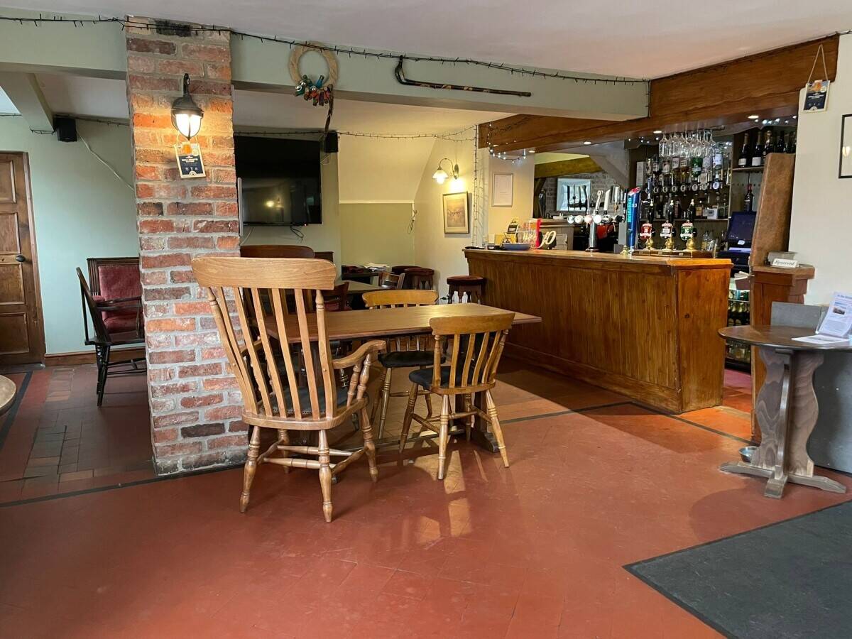 LINCOLNSHIRE - PUB AND RESTAURANT WITH SEPARATE DETACHED HOLIDAY LET Photo 2