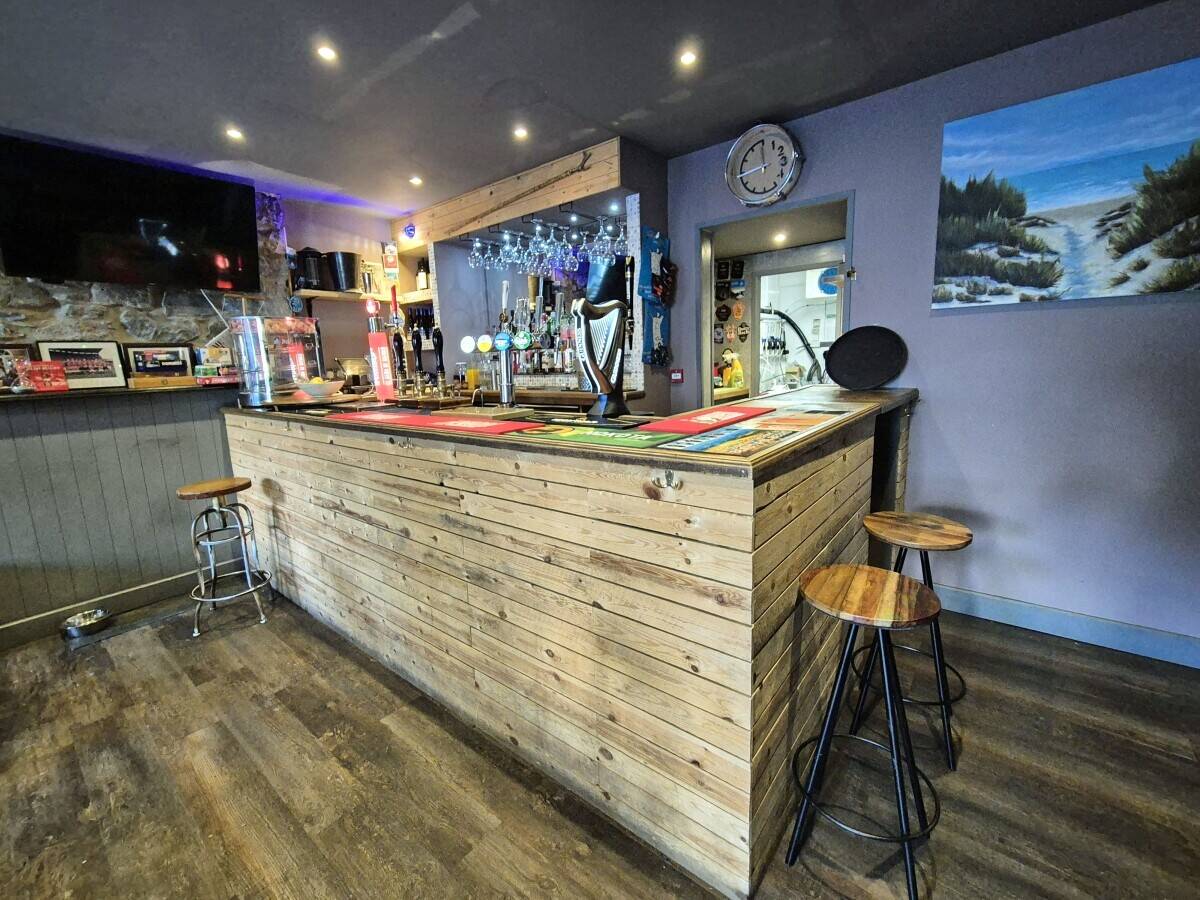 GWYNEDD - REFURBISHED PUBLIC HOUSE WITH EIGHT LETTING ROOMS