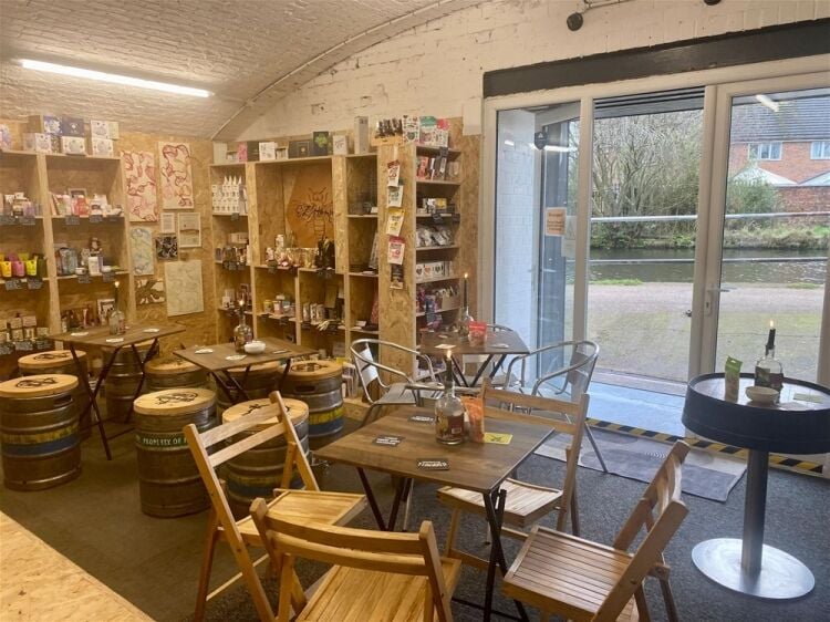 MULTIFUNCTIONAL HOSPITALITY VENUE AND RETAIL STORE Photo 2