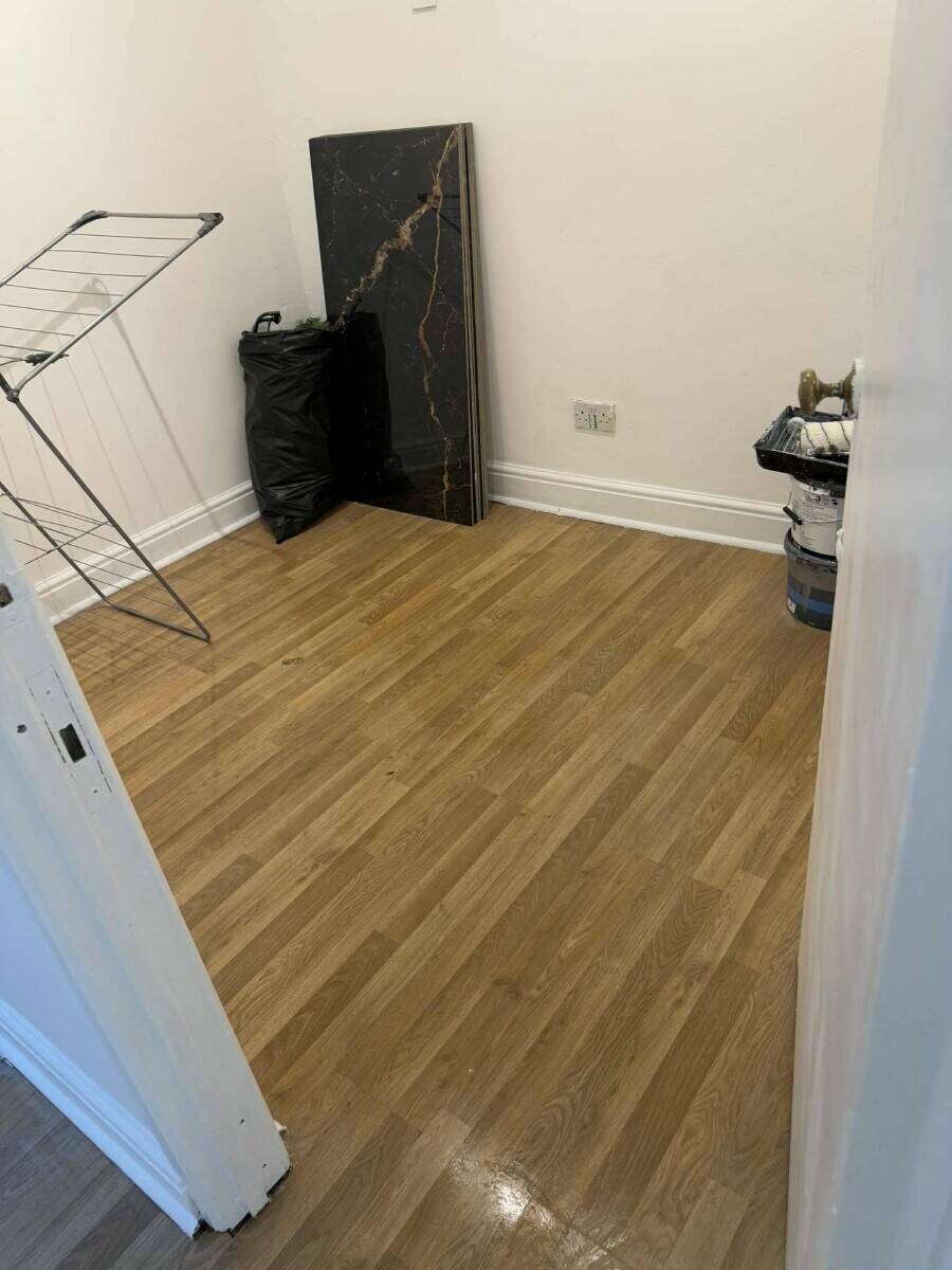 Barbershop &ndash; 2 Extra Rooms to Rent (Massage/Nails/Brows) + Kitchen & Bathroom