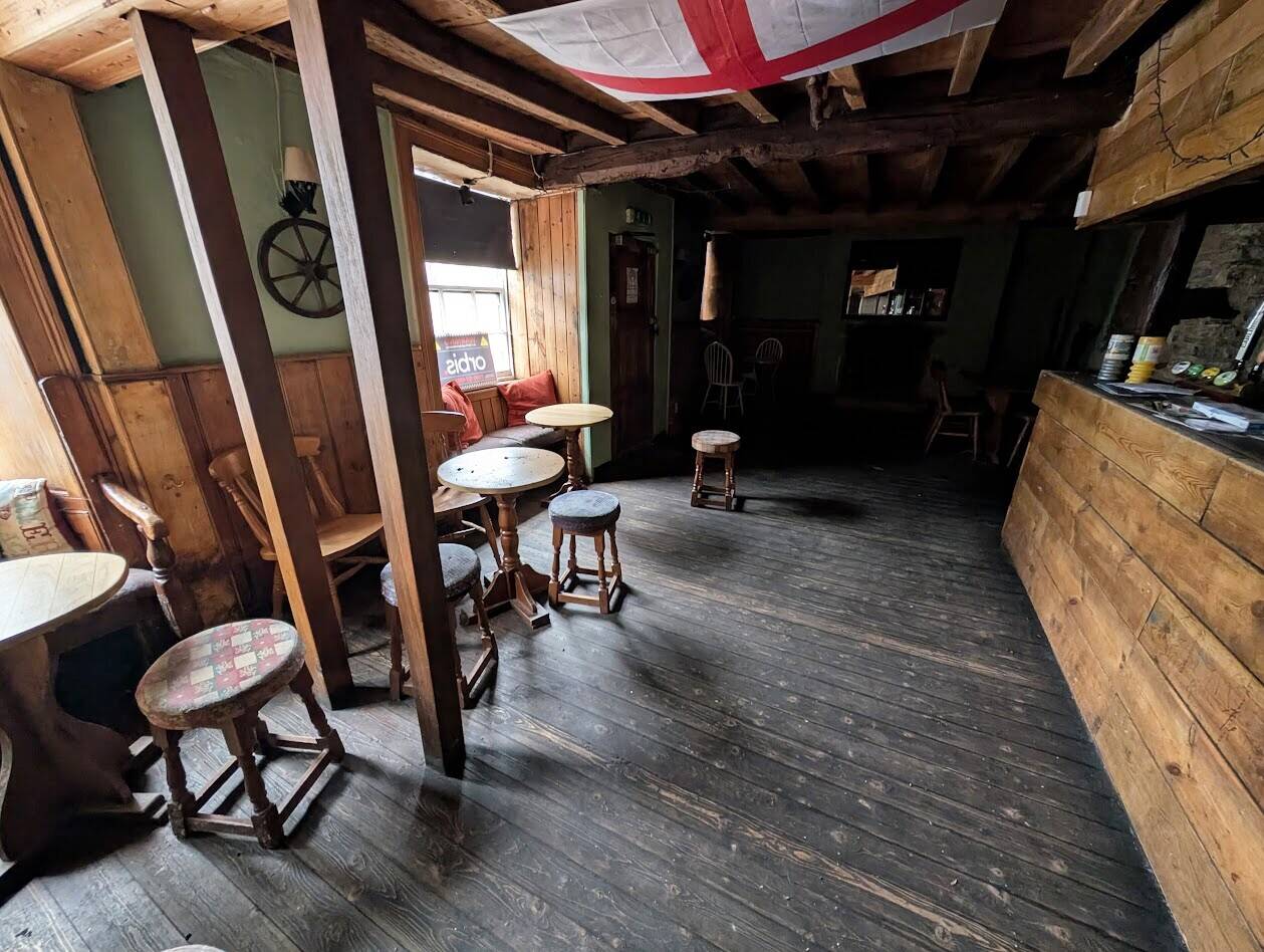 COTSWOLDS/UPPER THAMES VALLEY - SELECT MARKET TOWN CENTRE PUB