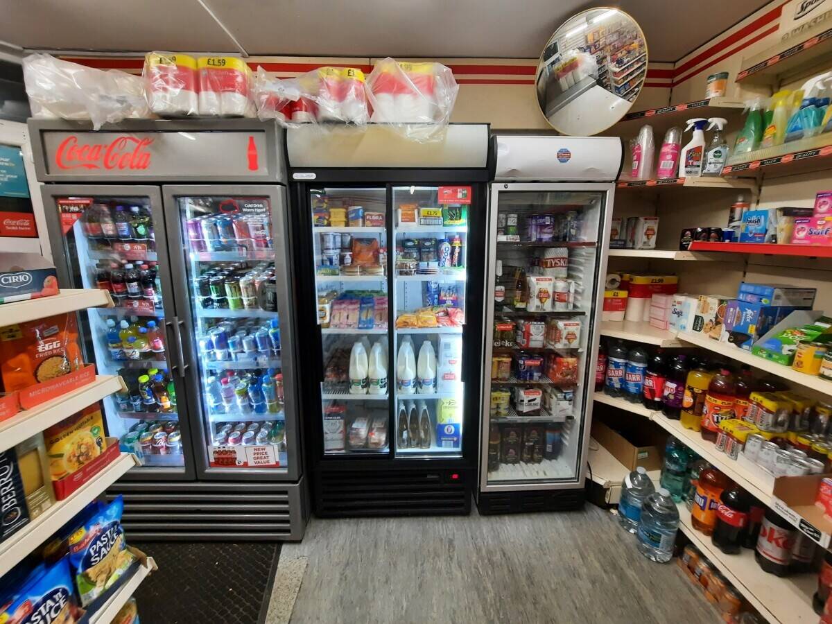 A off licence shop with 2 bedrooms flat for sale in kettering, Northamptonshire