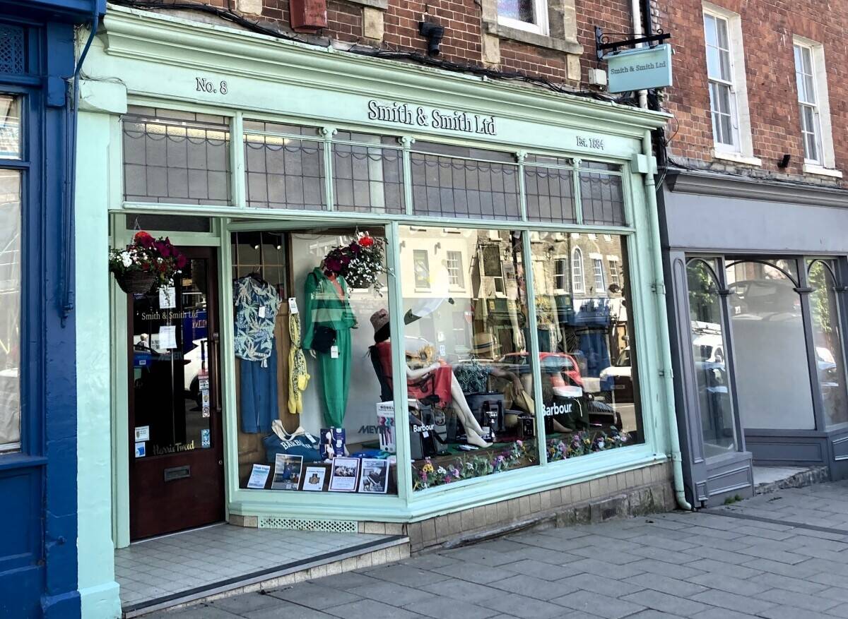 MENS & LADIES CLOTHING & ACCESSORIES RETAILER TO INCLUDE FREEHOLD RETAIL PREMISES AND OFFICES Photo 2