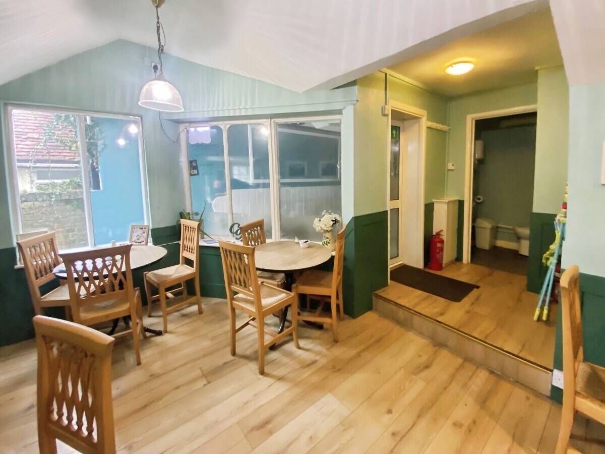 Café business For Sale – Indoor & Outdoor Seating – Low Rent – Alresford, Hampshire Photo 2