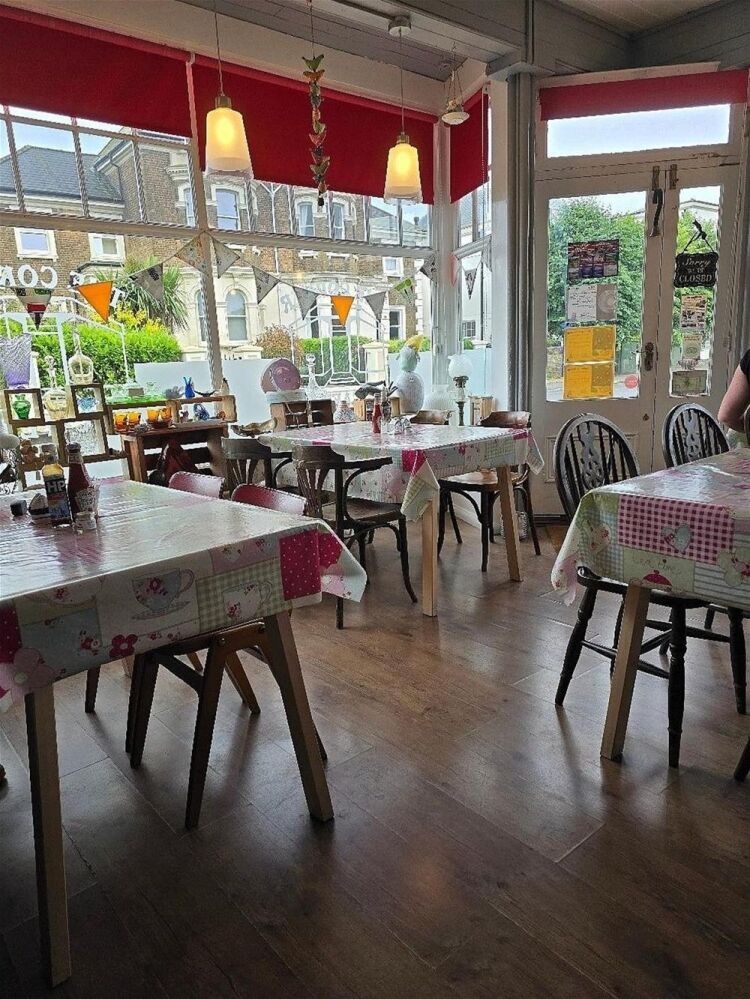 LEASEHOLD CAFÉ  WITH 3 BEDROOM FLAT