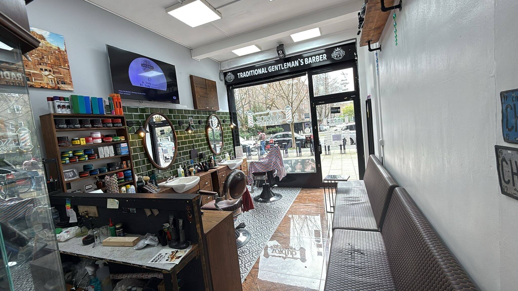 ESTABLISHED BARBER SHOP FOR SALE IN PRIME LOCATION Photo 3