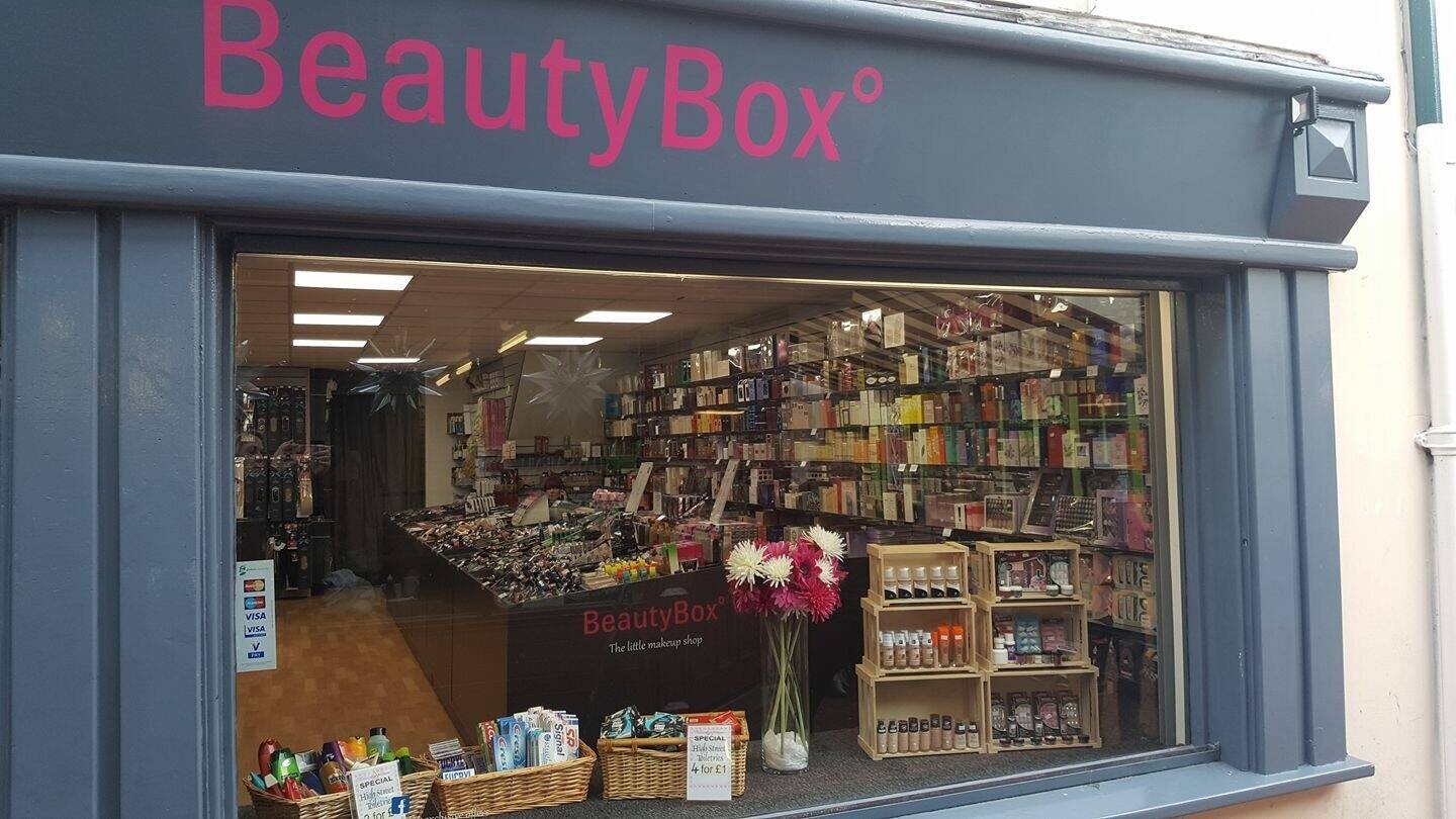ESTABLISHED COSMETICS AND BEAUTY STORE, WREXHAM CITY CENTRE FOR SALE Photo 2
