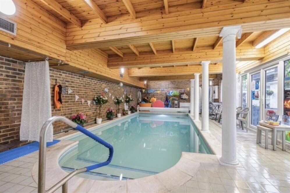 PRIVATE SWIM SCHOOL BUSINESS & EXTENSIVE FAMILY HOME - FOR SALE- SEVEN SISTERS, EAST SUSSEX Photo 2