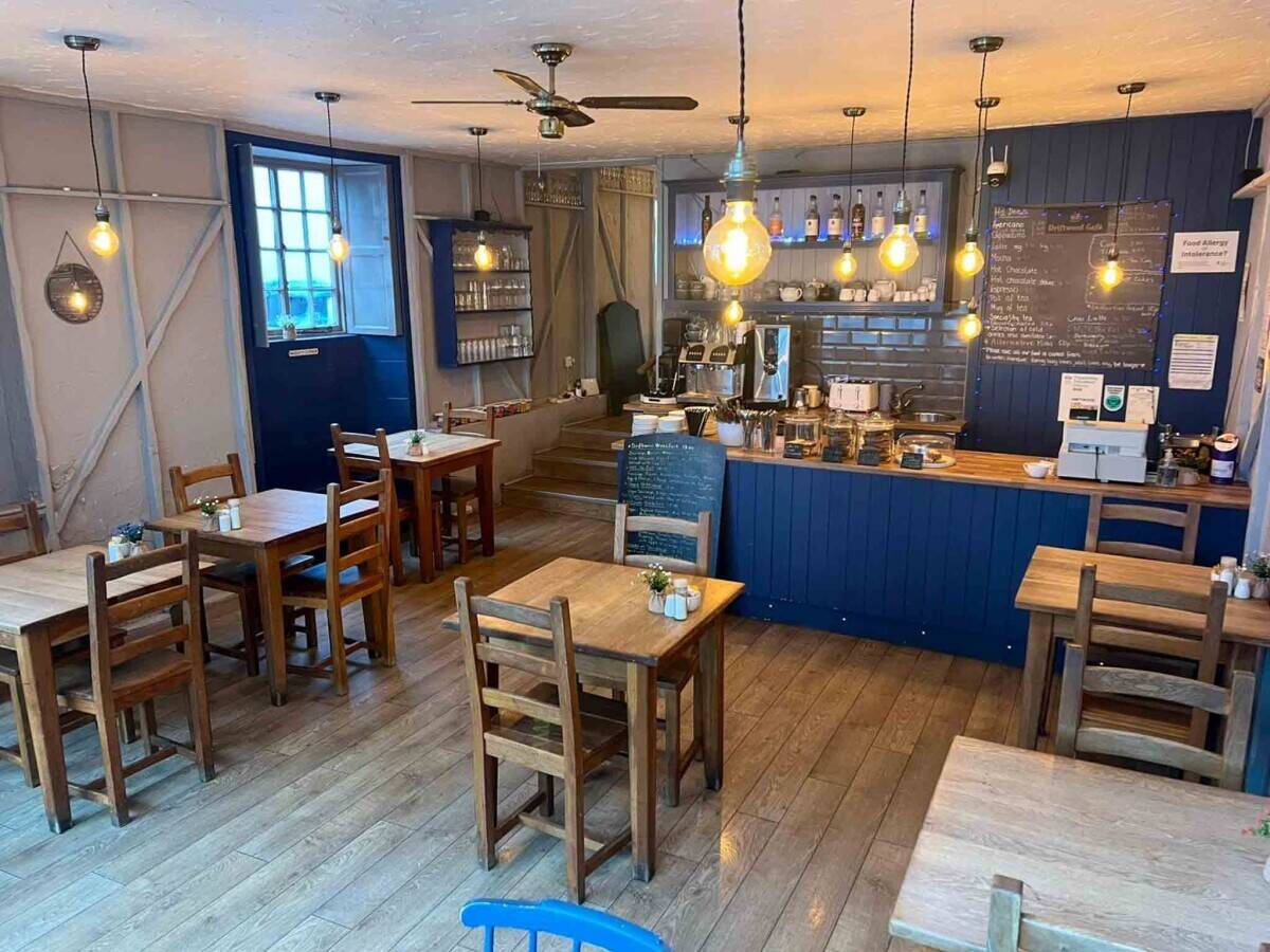 A successful Café with a 2 Bed Apartment Above in St Marychurch