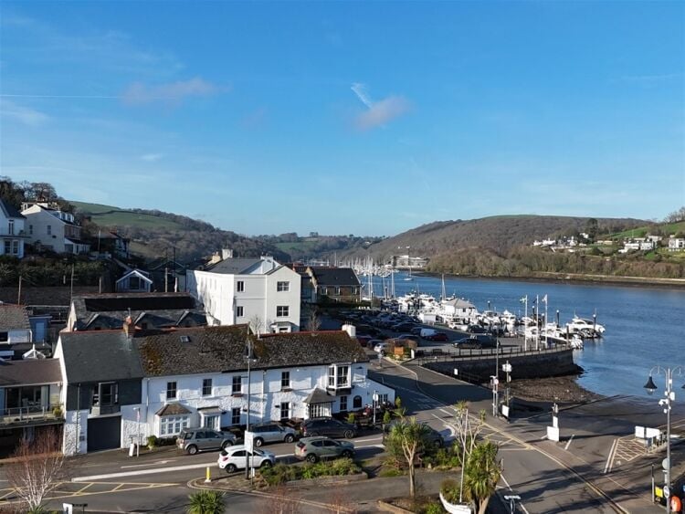 One of Devon’s Finest Waterside Freehouses For Sale in Dartmouth Photo 2
