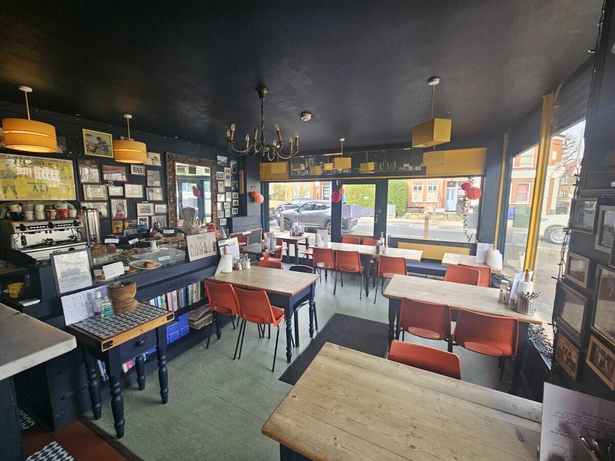 Prominent Corner Café Opportunity – Tooting Bec must be seen. Photo 2